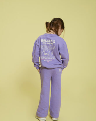 sweater met backprint rolling into spring